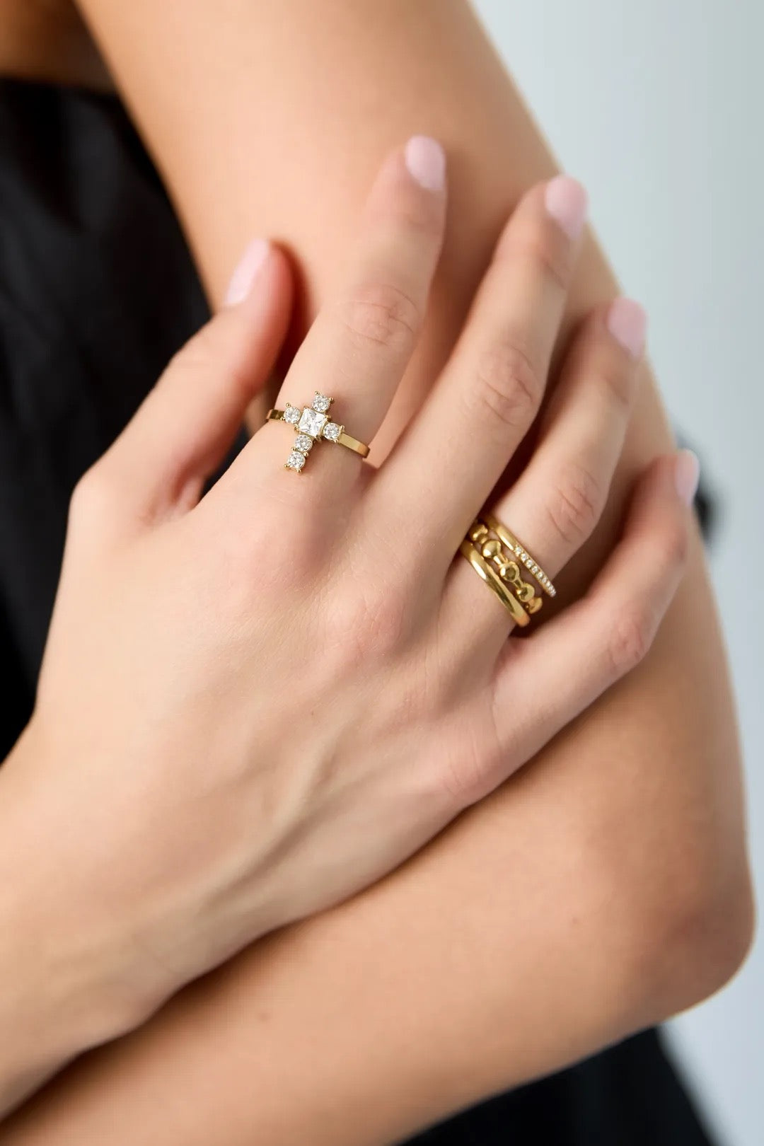 Luna cross ring