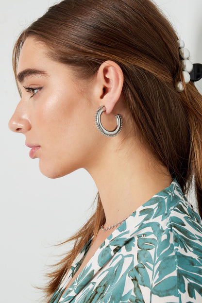 Rond met dots oorbellen - zilver