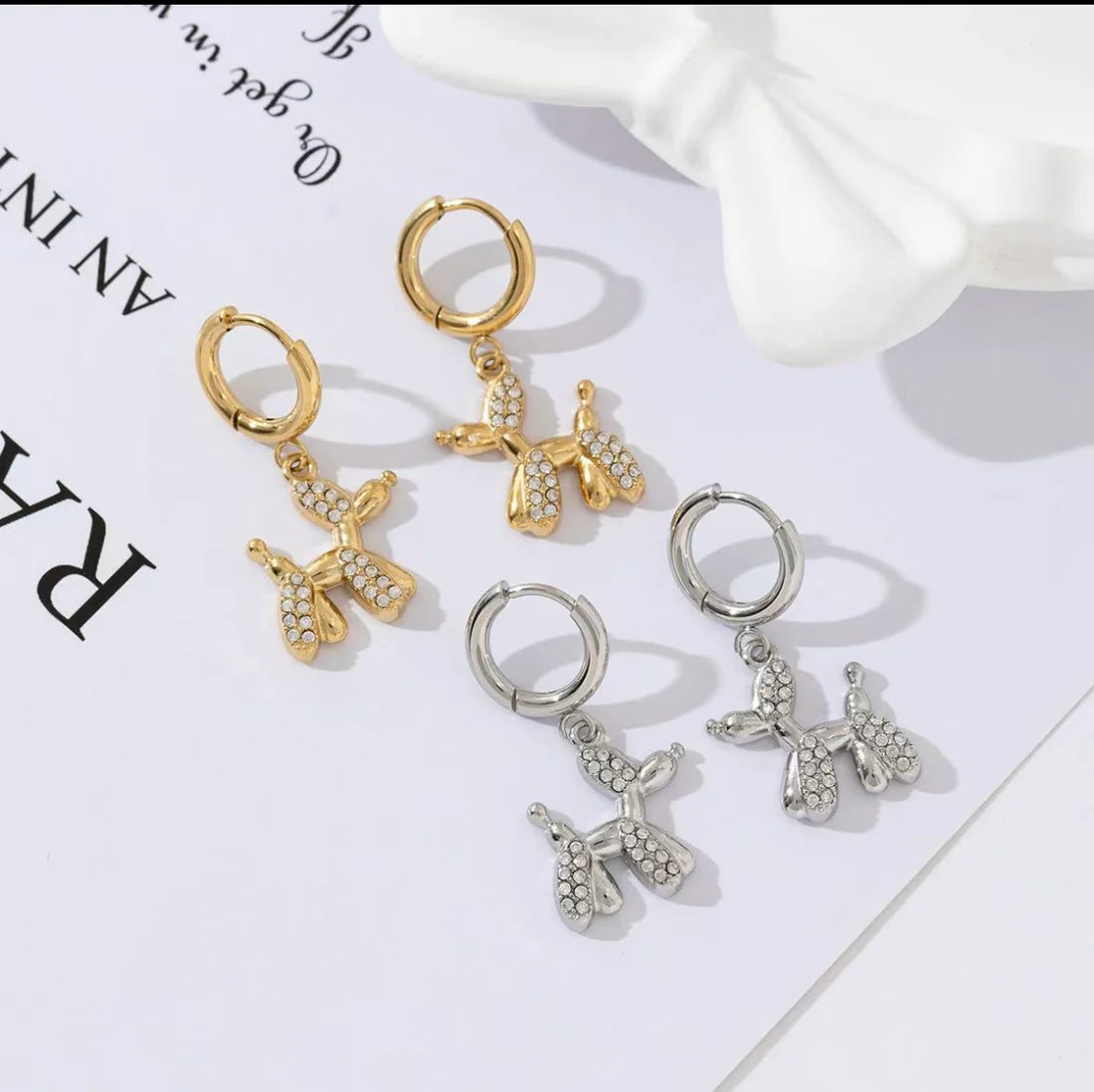 Strassy dog oorbellen - zilver