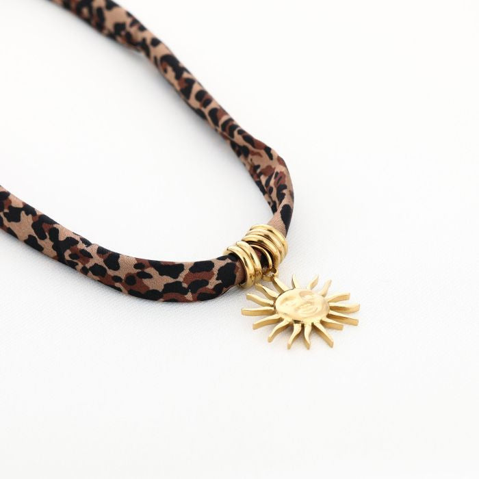 Luipaard met zon ketting