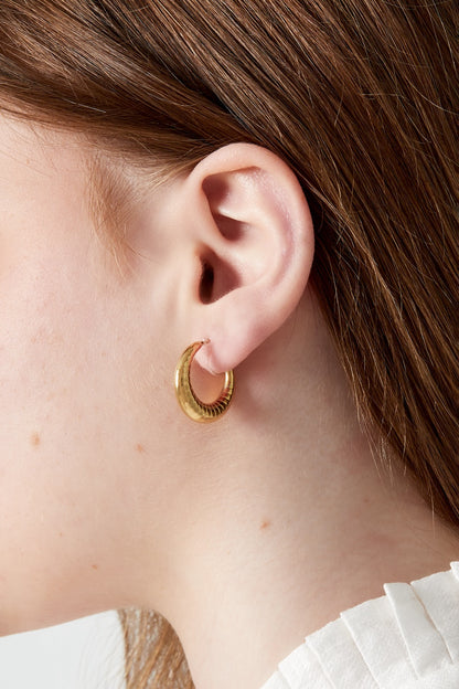 Stoere hoepelclip oorbellen - goud